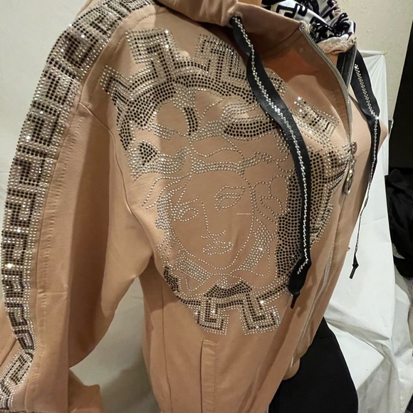 NEW VERSACE WOMEN BLING RHINESTONE 2PC SET ZIP HOODIE SWEATSHIRT & JOGGERS NICE! - Picture 6 of 10